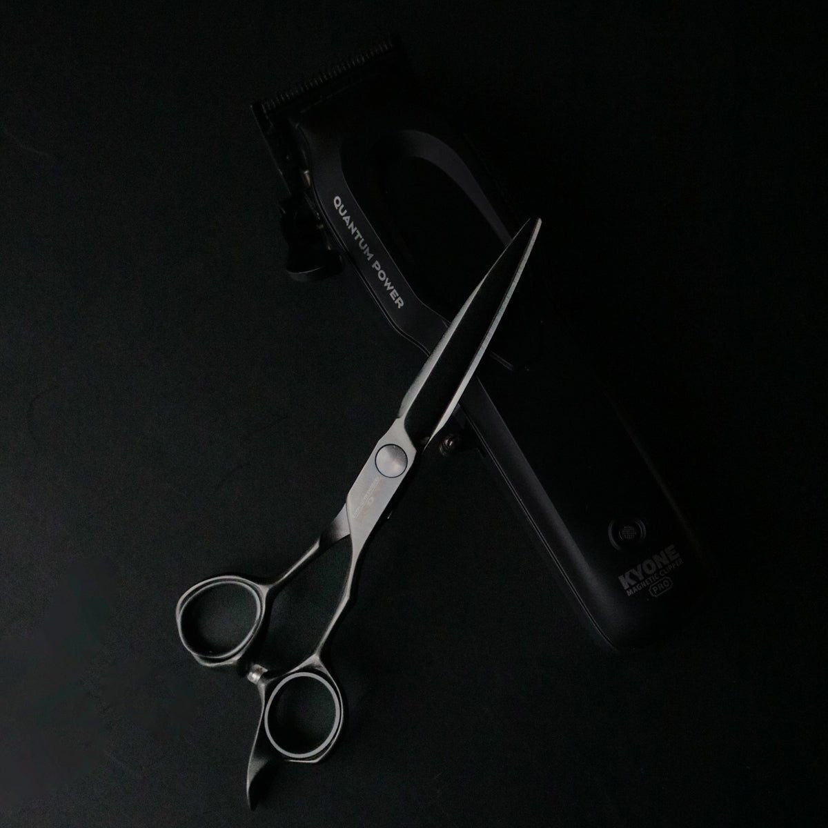 Kyone Schaar 810B Black 5.7 - KOOS • alles voor de kapper - Kyone - Kappersschaar